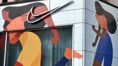 Logotipo de nike al exterior de tienda, junto con figuras de mujeres atletas.
