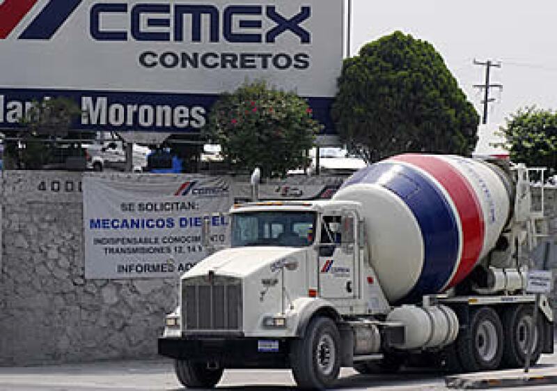 Cemex decidió participar en las licitaciones de mantenimiento de vialidades, como la del encarpetamiento con concreto del Circuito Interior en el DF. (Foto: AP)
