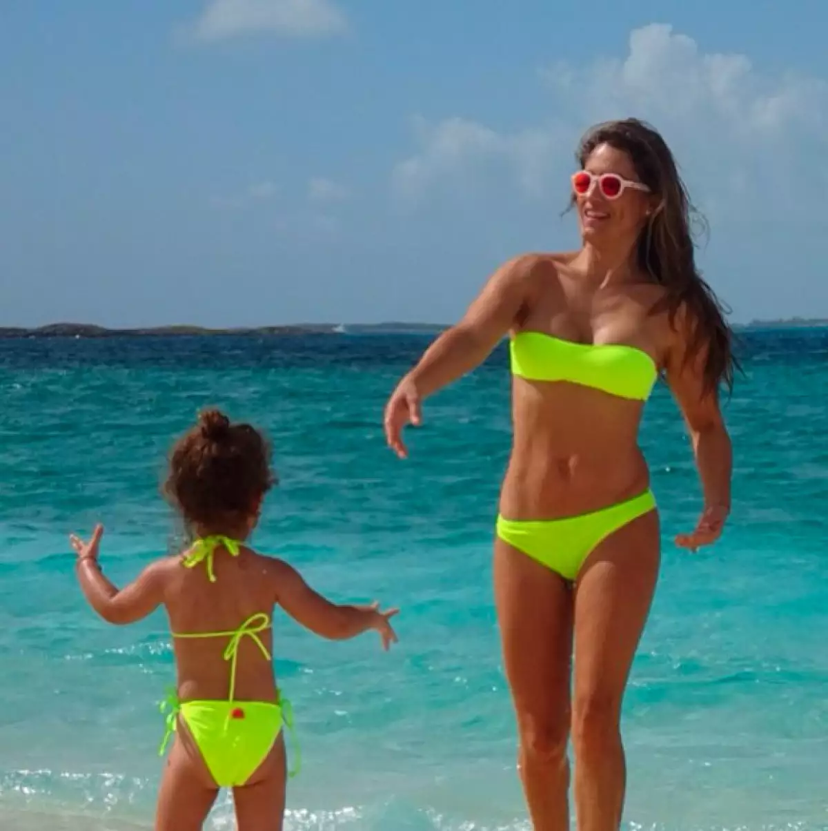 Regina y Erin no se cansaron de disfrutar de las delicias del mar y la arena, siendo su mamá quien estuviera muy atenta a cuidarlas y a divertirlas.