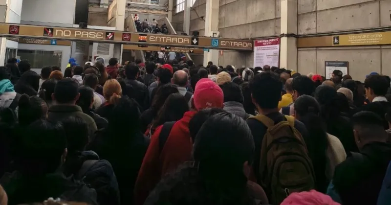 Aglomeracion de gente en la entrada de la LÍnea 12 del Metro; se ofrece servicio parcial.jpg