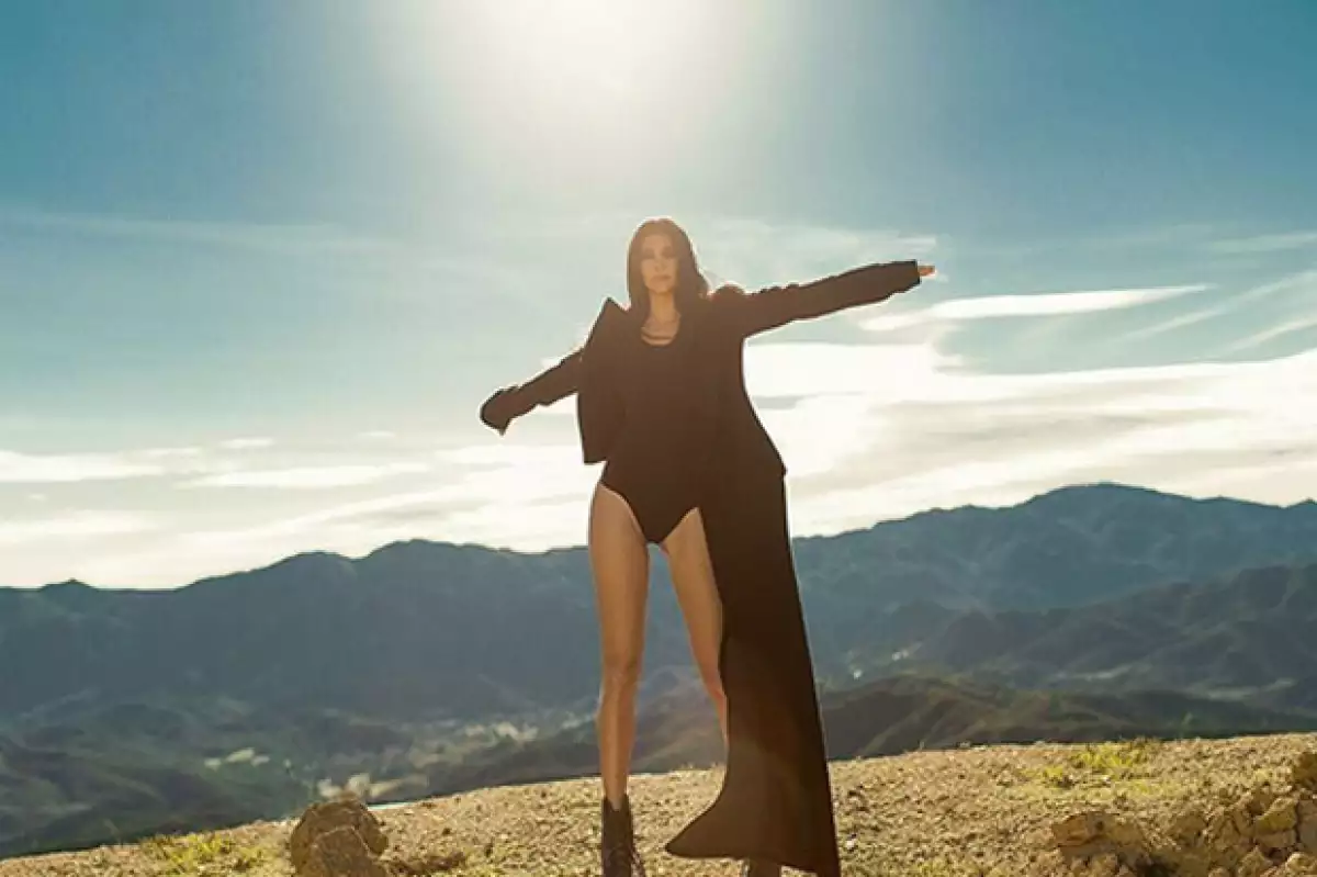 Kourt, quien es la más pequeña en estatura de las hermanas Kardashian-Jenner, luce extrañamente alta en esta imagen que compartió en Instagram.
