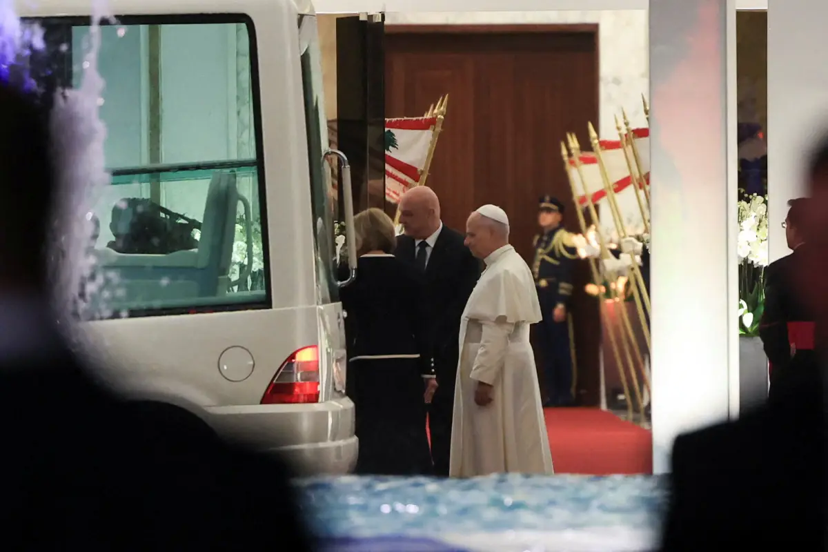 El Papa León XIV es recibido por el presidente libanés José Aoun y su esposa Nehmat Nehmeh a su llegada al Palacio Presidencial, durante su primer viaje apostólico, en Baabda, Líbano, el 30 de noviembre de 2025.