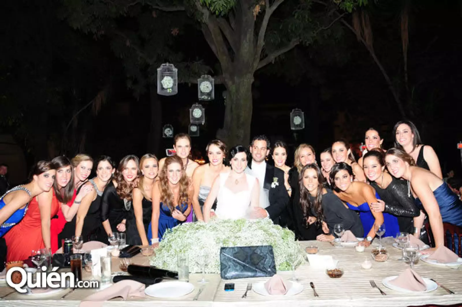 Los novios con sus amigas