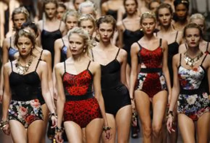 Con corsés hasta bragas a media cadera, encajes, ganchillo y sedas con estampados florales, el dúo presentó su colección más reciente para la temporada primavera-verano de 2010 en Milán.