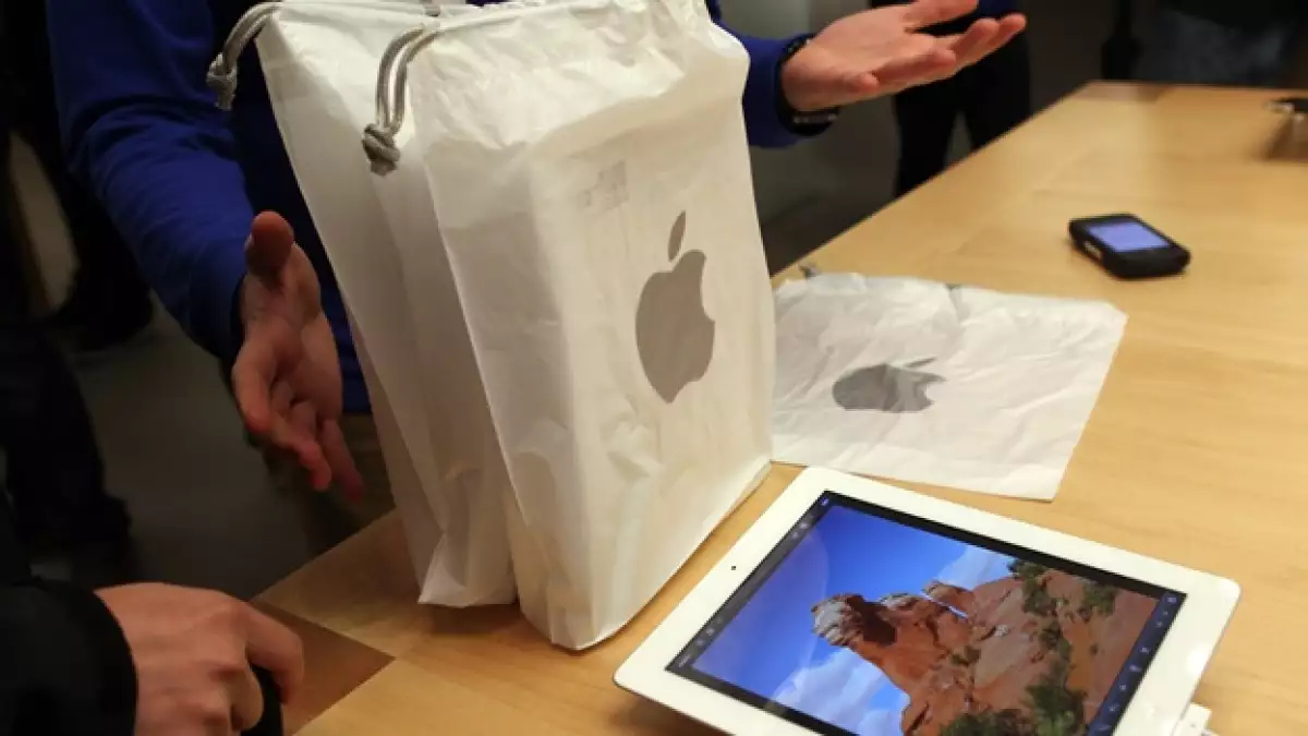 hombres compran su ipad