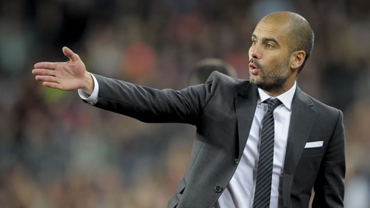 Josep Guardiola da instrucciones al Barcelona