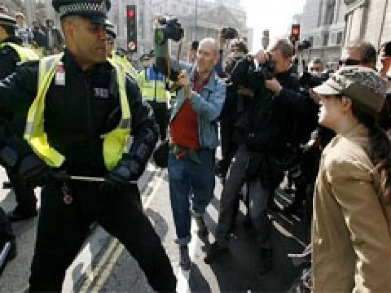 Los usuarios de tecnología, como celulares, han comenzado a registrar los abusos de la policía británica. (Foto: Reuters)