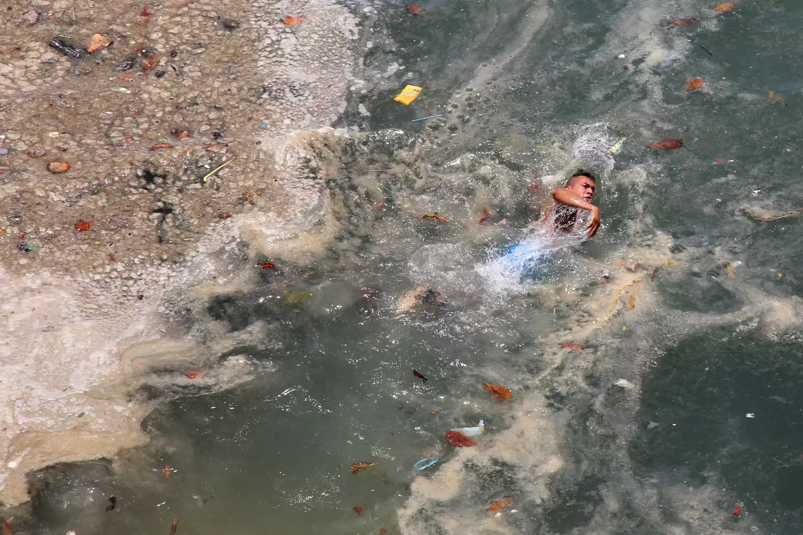 Contaminación en la playa La Angosta, Acapulco.