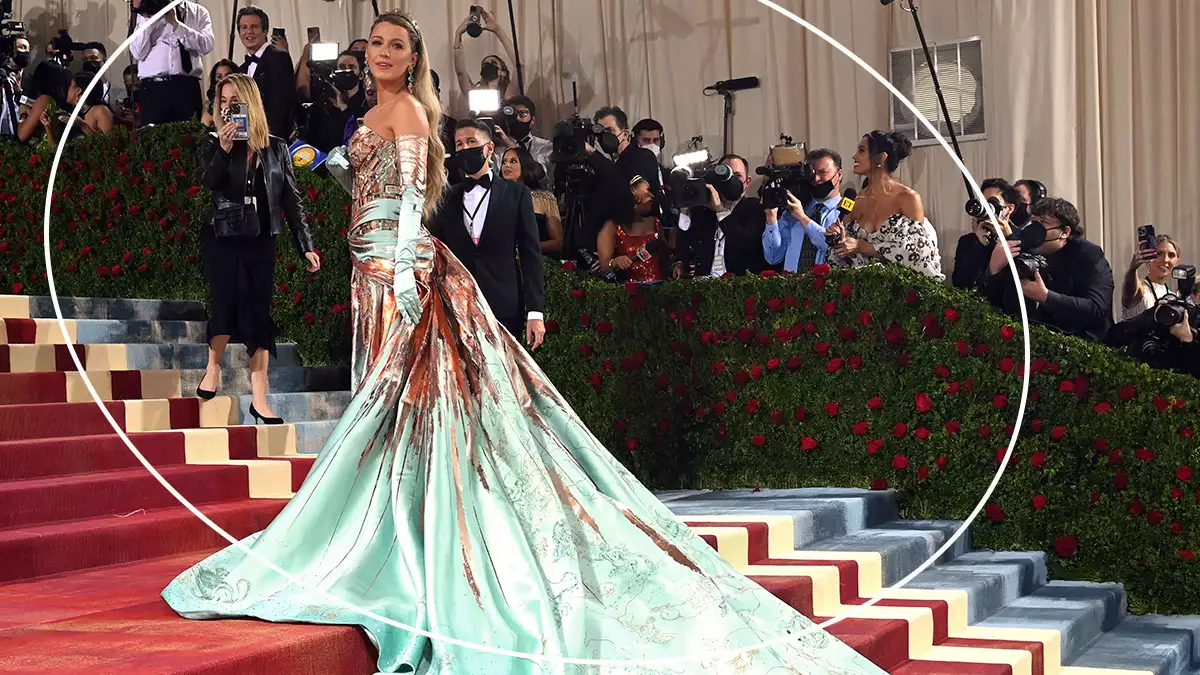 Blake Lively acomoda su vestido de la Met Gala 2022 en un museo en Londres.