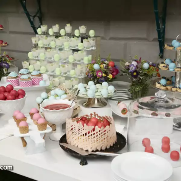 Una mesa muy chic con los productos de EOS