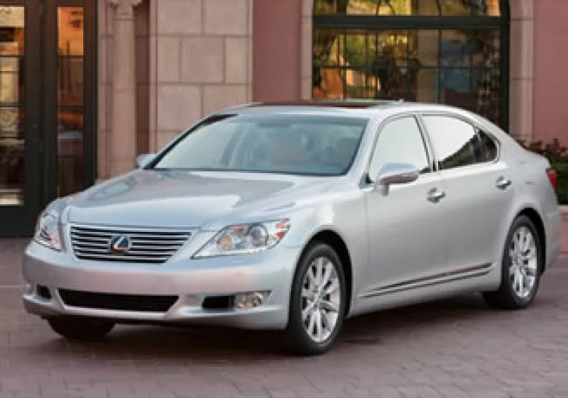 La mejor opción para gastar dinero en un automóvil de lujo, es el Lexus 460L, aseguran los expertos.  (Foto: CNNMoney.com)