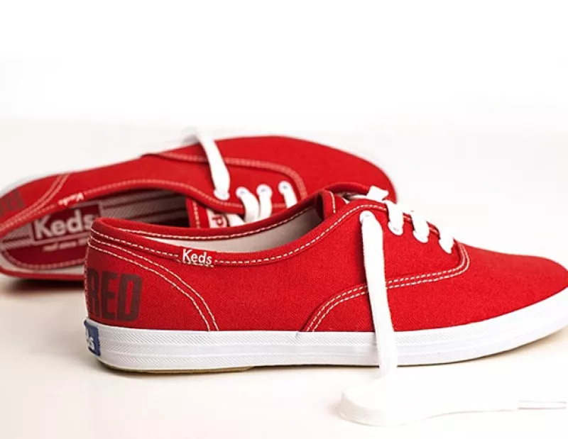 La cantante firmó un contrato por tres años, y su primer diseñó son unos tenis en color rojo para conmemorar el lanzamiento de su album `Red´.