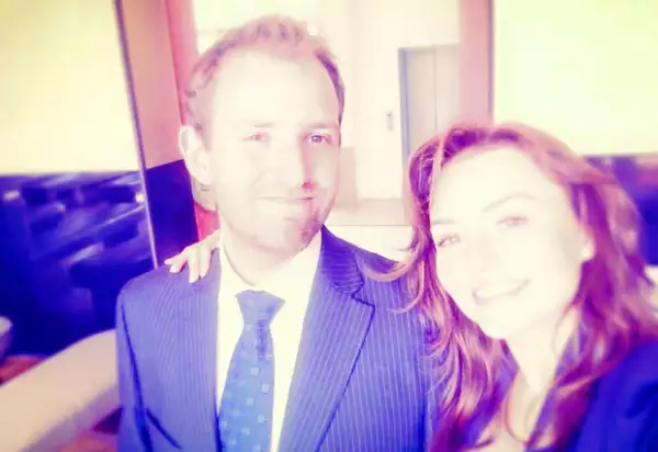 La actriz no pudo estar más feliz luego de reunirse con su familia en París para la boda de su hermano, Arnaud Boyer.