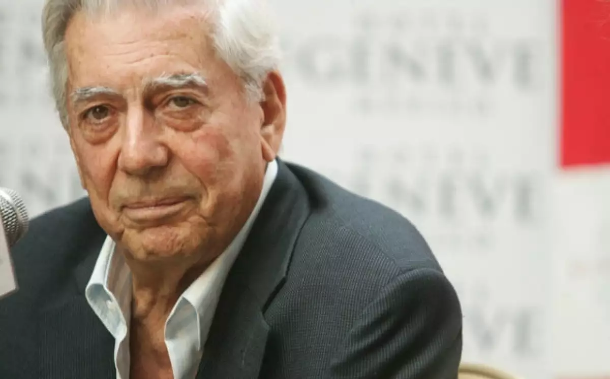 El escritor y premio Nobel de Literatura 2010 recibió de manos del presidente Calderón la Orden Mexicana del Águila Azteca.