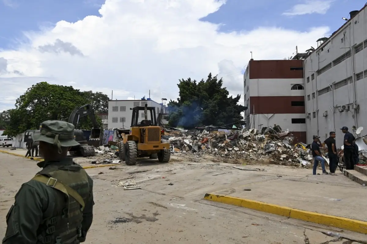 Un cargador y una excavadora destruyen la infraestructura construida por los reclusos en la prisión de Tocoron en Tocoron, estado de Aragua, Venezuela, el 23 de septiembre de 2023.