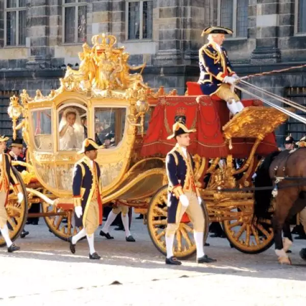 En esta carroza de oro, fabricada en 1898, se inspiraron para crear la Cenicienta de Disney. La usaron el día de su boda.