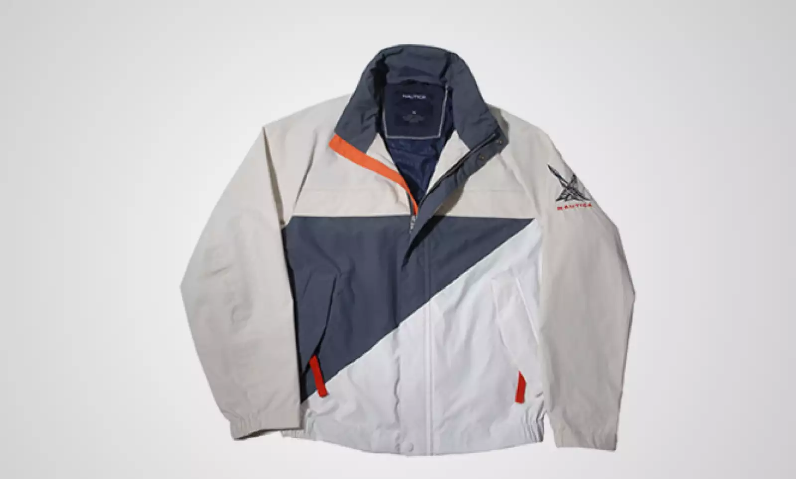 La firma estadounidense presenta su colección otoño-invierno con sus particulares prendas en color café, azul marino y toques vivos en naranja.