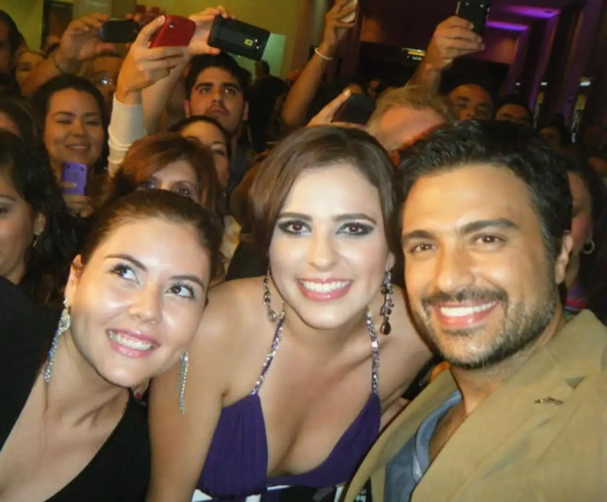 Jaime Camil se tomó muchas fotografías con varios asistentes, esta la subió Helena Armendáriz.