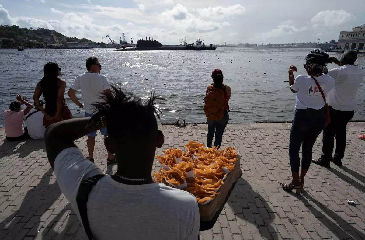 La gente observa el submarino ruso de misiles de crucero nuclear Kazan al partir de la bahía de La Habana, Cuba, el 17 de junio de 2024.
