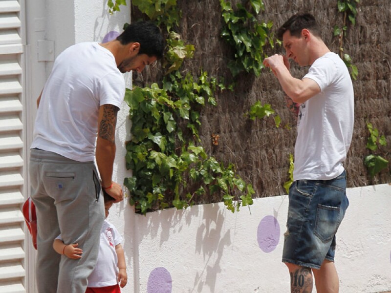 Messi se encontró con Luis Suárez a la salida de la escuela de su hijo, y es que los pequeños de su compañero de equipo estudian en el mismo colegio.