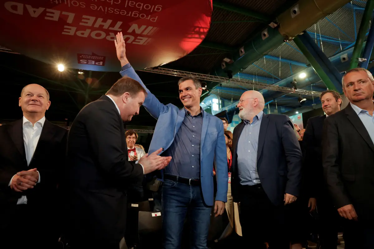 El canciller alemán Olaf Scholz, el presidente del Partido de los Socialistas Europeos (PSE) Stefan Lofven, el primer ministro interino de España, Pedro Sánchez, y el principal candidato del Partido Laborista Holandés, Frans Timmermans, saludan al llegar a la reunión del Partido de los Socialistas Europeos, después de que los socialistas de España llegaran a un acuerdo con el partido separatista catalán Junts para el apoyo del gobierno, un pacto que implica amnistías para las personas involucradas en la fallida candidatura de Cataluña por la independencia de 2017, en Málaga, España, el 11 de noviembre de 2023.