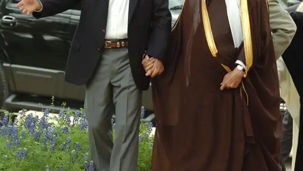 El rey Abdullah de la mano del ex presidente de Estados Unidos, George W. Bush, cuando lo llevó a conocer su rancho en Texas.