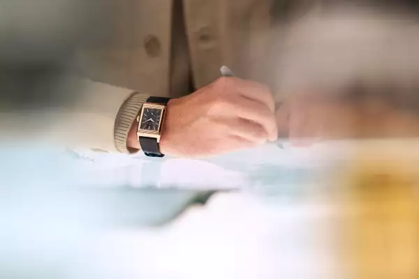 Foto del reloj reverso de Jaeger-LeCoultre en la mano del perfumista Nicolas Bonneville.