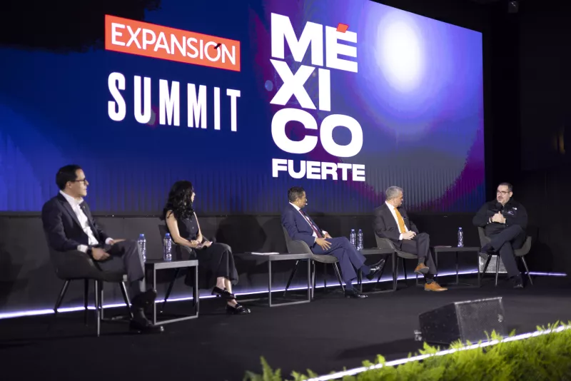 Julio Ordaz, Frida Vargas, Lorenzo Fernández y Efraín Mendicuti durante su participación en el Expansión Summit de 2023. 