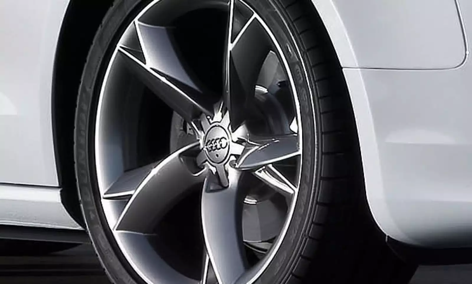 En cuanto a performance, equipa un motor de 2.0 litros que alcanza unos 211 caballos de potencia.