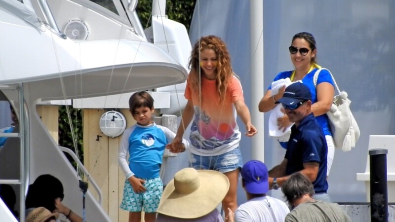 Shakira y Sasha Pirqué en día de yate.