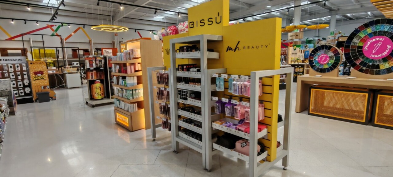 OfficeMax deja de ser solo papelería e irrumpirá en el mercado del maquillaje y el skincare