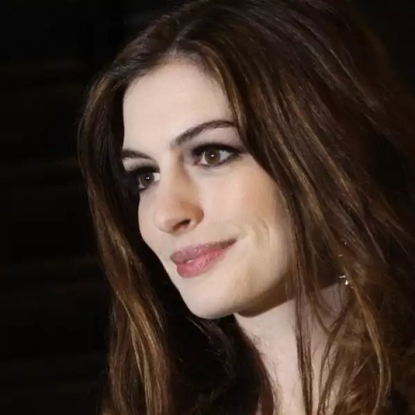 Sólo una belleza como la de Anne Hathaway se merecería interpretar a la Bruja Blanda de `Alicia en el país de las maravillas´.