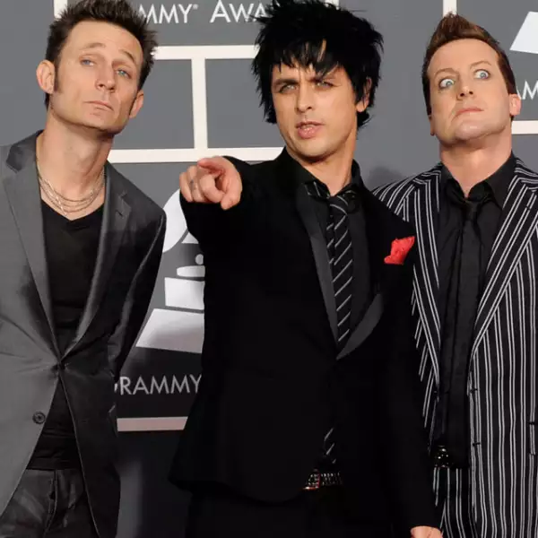 Billy Joe Armstrong, Mike Dirnt y Tre Cool de Greenday no son ajenos al delineador de ojos en la alfombra roja.