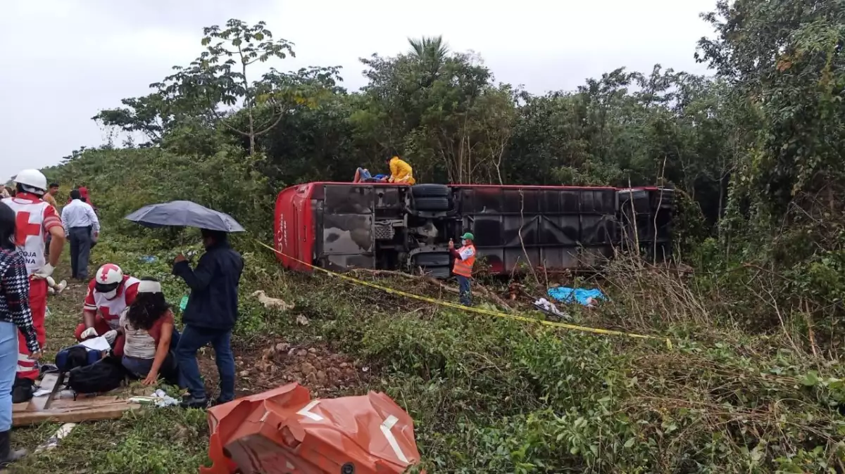 Accidente de autobús de pasajeros en las obras del Tren Maya
