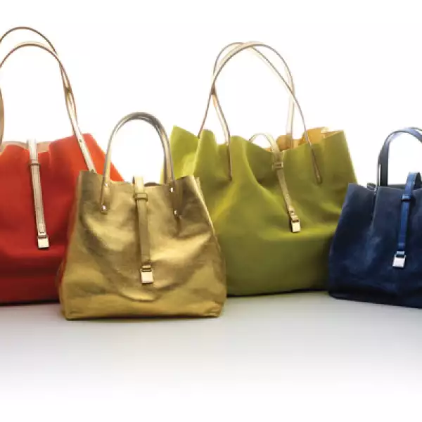 La sorpresa de la temporada es que los diseñadores tomaron en sus manos el Tote y lo hicieron reversible, con  intensos colores y el tacto de la gamuza y piel en acabado metálico.