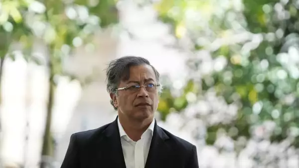 El presidente de Colombia, Gustavo Petro, mira, el día de la Quinta Cumbre Presidencial de la Organización del Tratado de Cooperación Amazónica (ACTO), donde los estados miembros se reúnen para abordar los desafíos ambientales, sociales y climáticos en el bioma amazónico, en Bogotá, Colombia, el 22 de agosto de 2025.