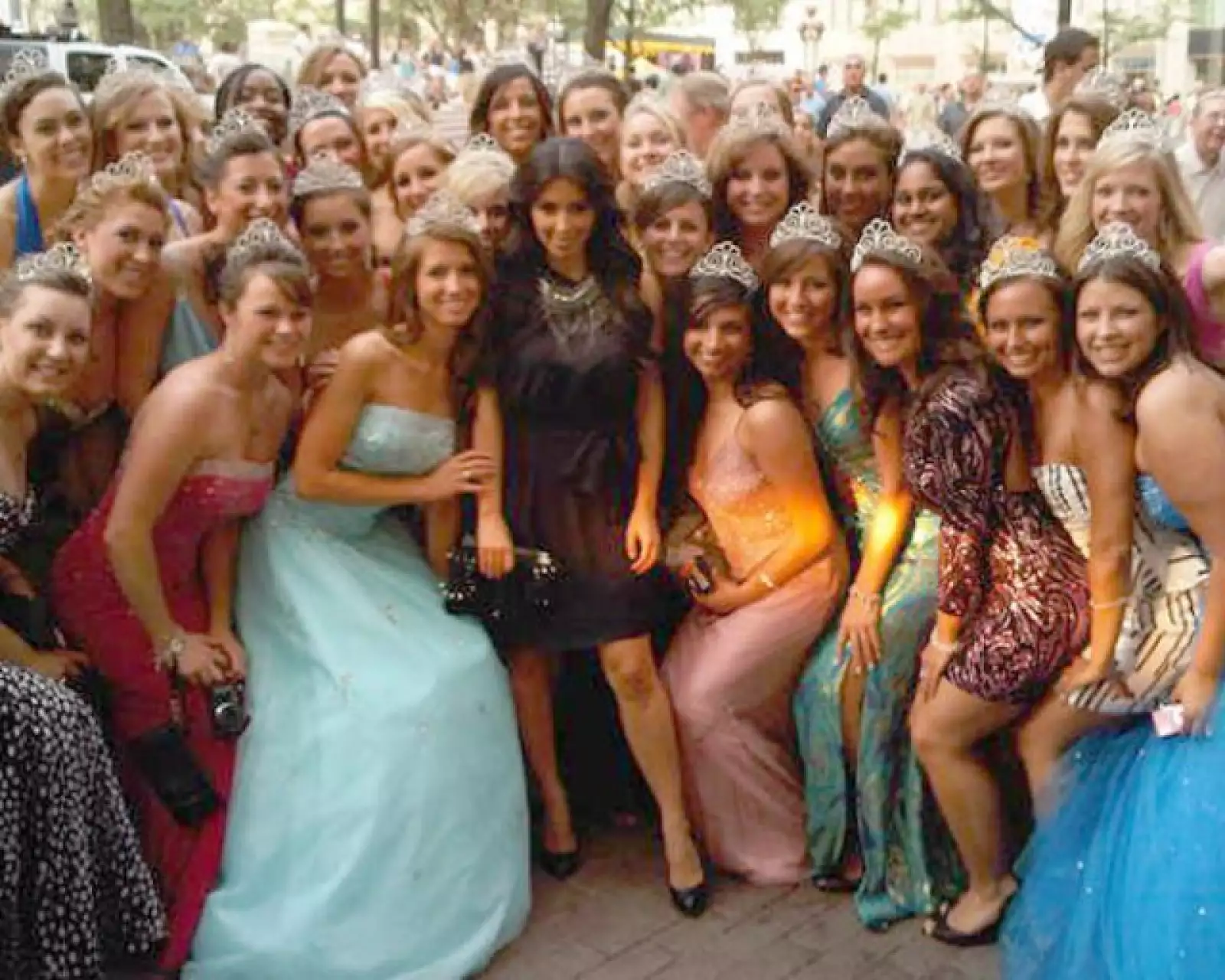 Kim Kardashian, al centro, se sentía como princesa con tantas al lado suyo.
