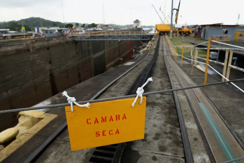 Un cartel dice "Cámara Seca" durante el mantenimiento periódico de las esclusas de West Lane de Pedro Miguel en el Canal de Panamá, en la ciudad de Panamá, Panamá, el 12 de mayo de 2023.