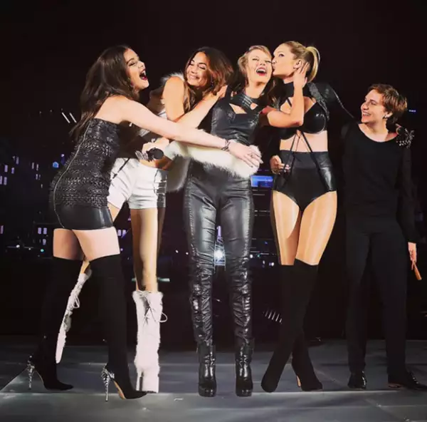 Taylor nos vuelve a demostrar que, si de presumir a sus amistades famosas y poderosas se trata, ella es la ganadora