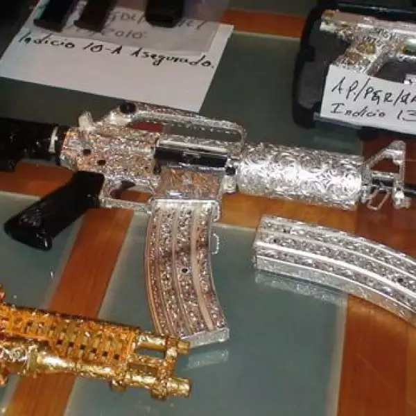 Las piedras incrustadas en las armas forman la palabra 'Lobo' y figuras de animales