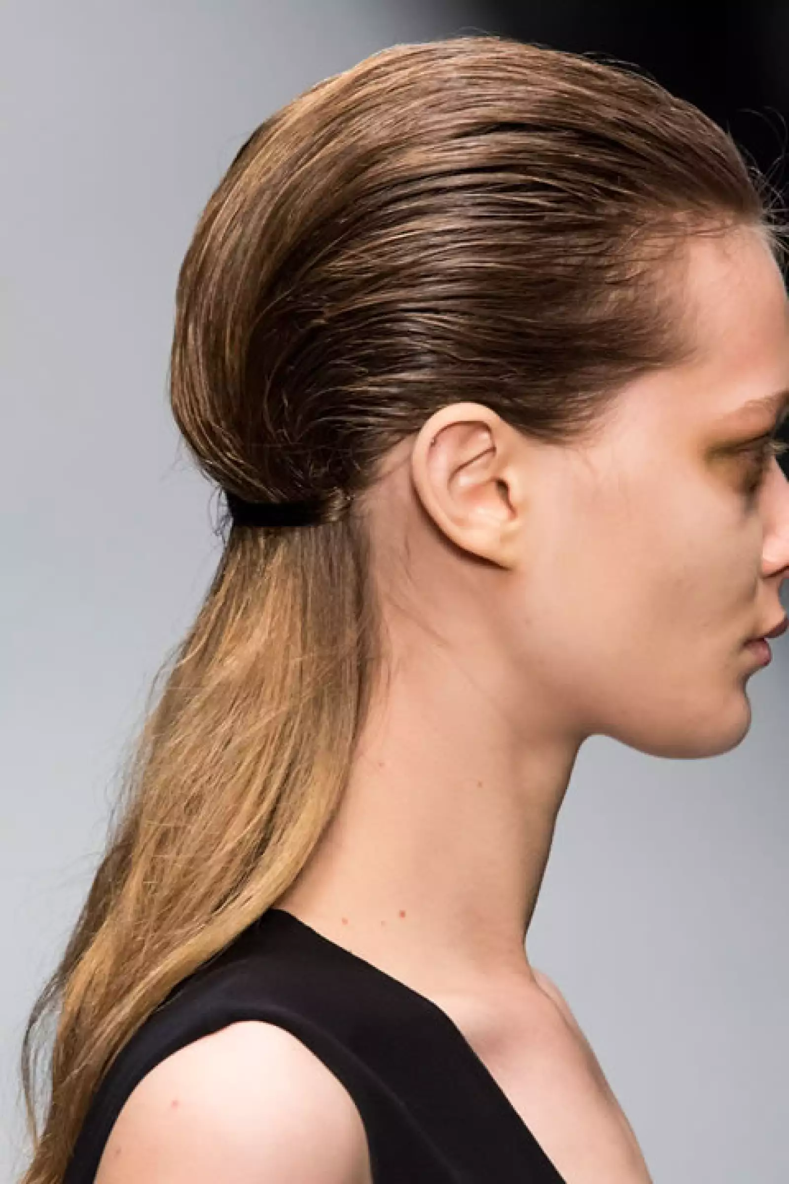 Guy Laroche, París: También llevó el pelo en estilo ´sleek back huir´, todo hacia atrás y muy lacio.