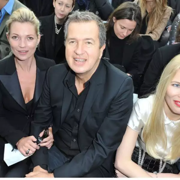 Kate Moss, Mario Testino y Claudia Schiffer llegando al desfile por la presentación de la colección Chanel Otoño-Invierno 2009-2010, durante la Semana de la Moda Ready to Wear, en Paris, Francia.