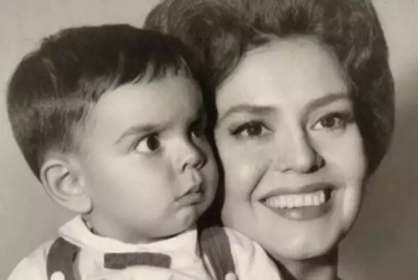 A través de sus redes sociales, el actor dedicó un sentido mensaje con hacia la actriz Silvia Derbez.