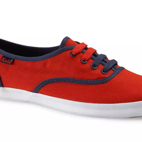 El Grupo Dicanco entre el 2000 y 2003 logra comercializar en el país los enis para dama, Keds.