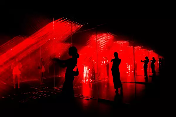 Instalación inmersiva Light Rain en Plaza Satélite 