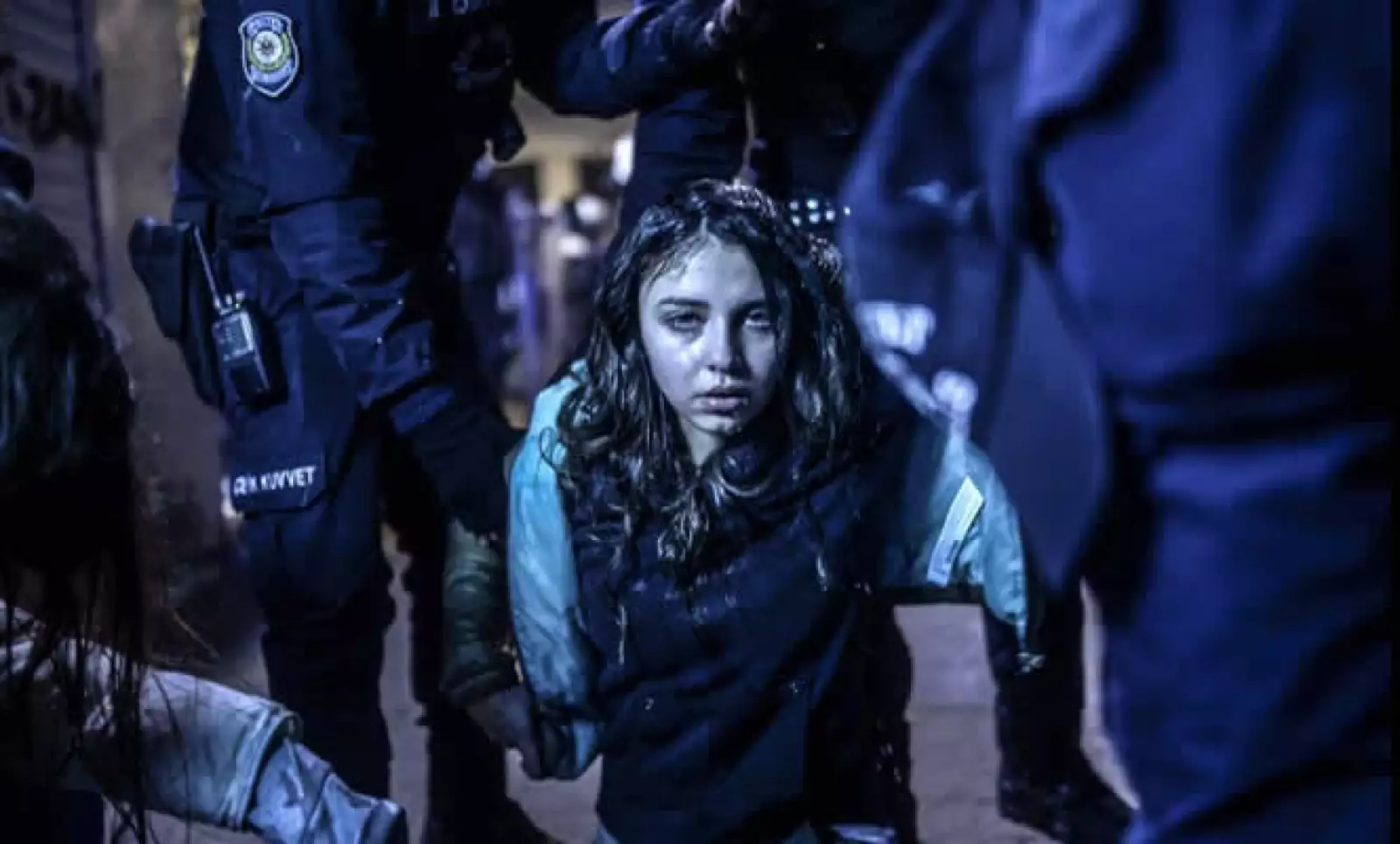 En la categoría Noticias en el Sitio la ganadora fue la imagen de una joven herida en enfrentamientos entre la policía y manifestantes en Turquía, después del funeral de un niño fallecido a causa de lesiones en protestas antigubernamentales.