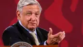 AMLO muestra lista de deudores del SAT