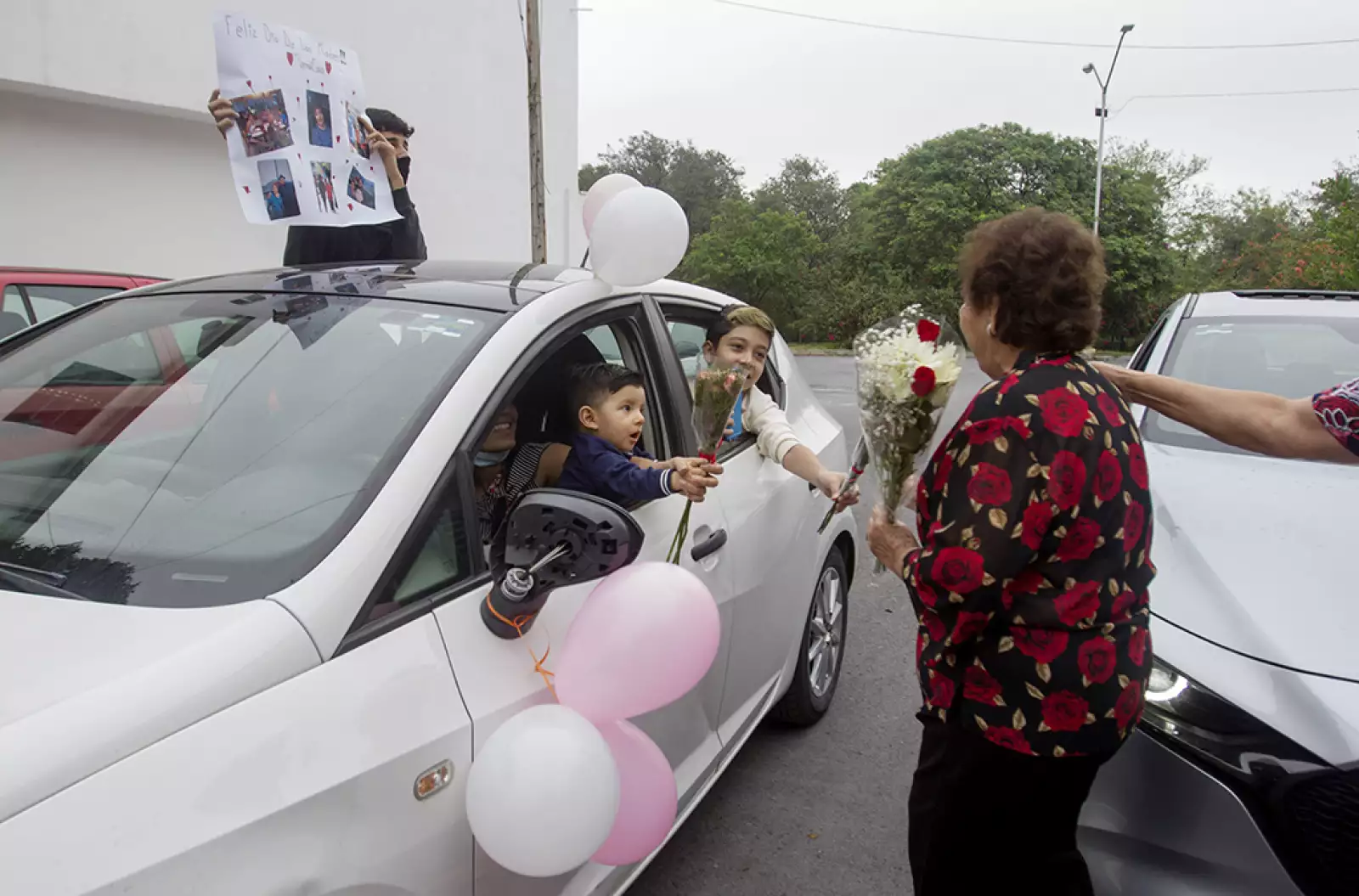 MONTERREY, NUEVO LEÓN 10MAYO2020.- Ante la imposibilidad de realizar festejos por la cuarentena derivada del Covid-19; realizar caravanas en automóviles para felicitar a las madres y abuelas en el día de las madres se ha vuelto una opción en la ciudad