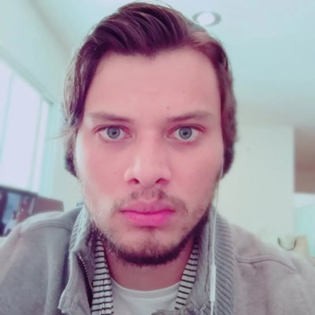 Ramiro se mantiene bastante privado en cuanto a sus fotografías, es un aficionado de la música y el futbol.