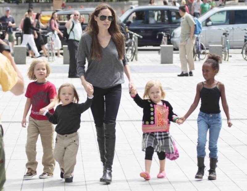 Angelina es una mamá muy atenta a todas las necesidades de sus hijos.